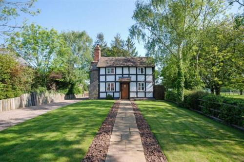 Whitbourne Casa | Log- burner, Hot tub with woodland views Walking trails and local pub on your doorstep! Popular walking trails nearby-Malvern Hills and the Brockhampton Estate- Peaceful village on the border of Hereford and Worcester