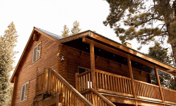 Meadow View Heights Cabina | 🏔Log Cabin Oasis w/hot tub and movie loft🏜