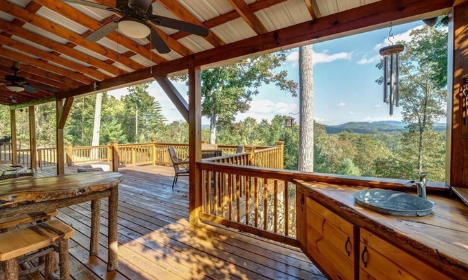 Murphy Cabina | LOG CABIN W/LONG-RANGE MOUNTAIN VIEWS! HUGE DECK W/FIRE PIT & GRILL. DISCOUNTS!