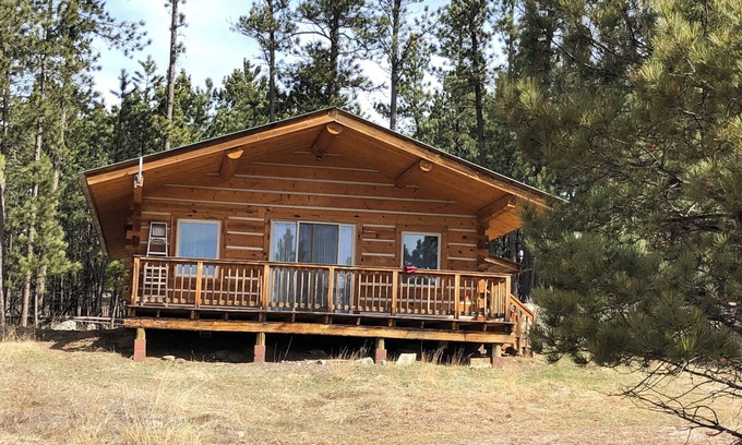 Custer Cabina | Log cabin with WiFi in quiet community above Custer.