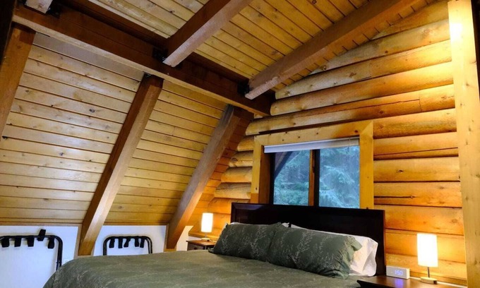Back Loop Apartamento | Log Home Apt w/King bed, laundry & full kitchen