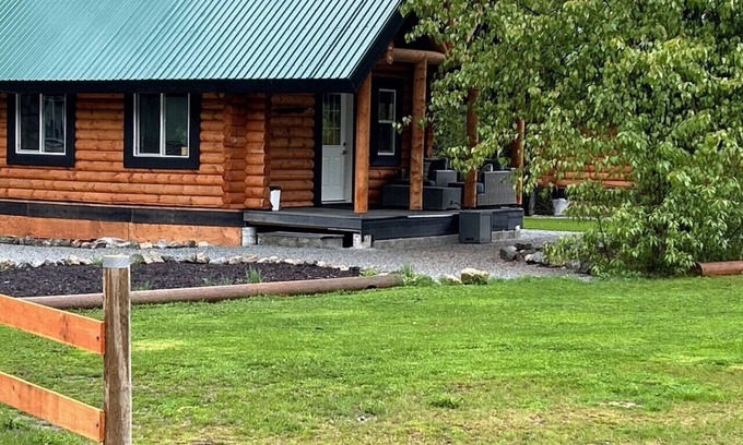 Central Okanagan Apartamento | Log lofted rustic cabin in woods