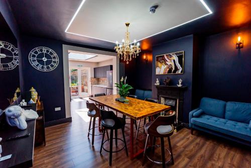 Heathrow Villages Casa | London Heathrow Airport- Spacious 6-Bedroom Home Sleeps 10
