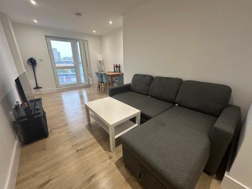 Luton Apartamento | London Luton Airport Luxury Midland Apartments - GATED PARKING - Balcony - Sleeps 4