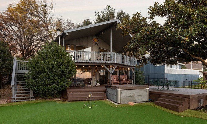 Mabank Casa | Lone Star Lake Cottage, SUNSET VIEWS, NEW deck/boat dock/putting green