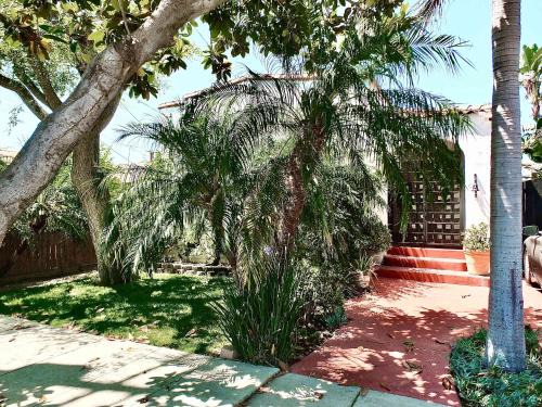 Zaferia Casa | Long Beach Breeze - Dreamy 2 BR Near Anaheim Street