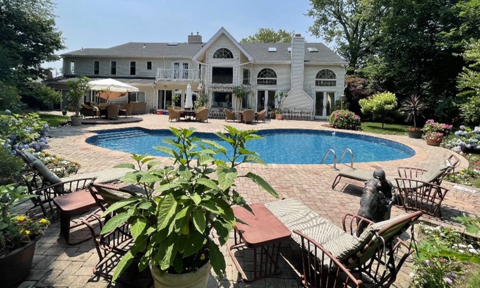 Malverne Casa | Long Island, Near to beaches, and Manhattan! Enjoy our Billiards Room!!