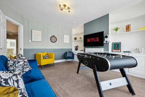 Waterlooville Casa | LONG TERM STAY SPECIAL OFFER AVAILABLE! 5-Bedroom Spacious, Stunning Design, Sociable Areas & Cosy House Near South Downs Park, Sleeps 11 with GAMES Room, PRIVATE PARKING and GARDEN - by Blue Puffin Stays