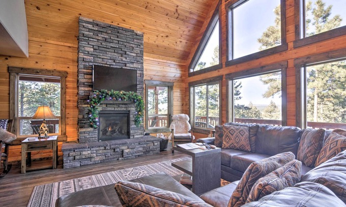 Mammoth Creek Cabina | 'Longview Lodge' w/ Furnished Deck & Fire Pit!