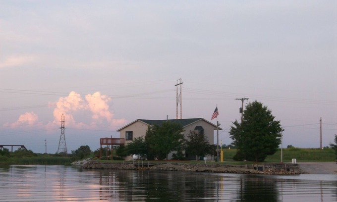 Muskegon Casa | Espaciosa casa sólo los pies del río Muskegon cerca de todas las atracciones principales de la zona