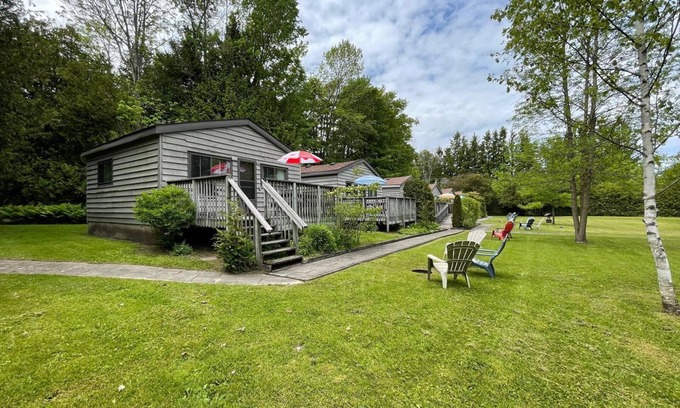 Hope Bay Cabina | Loon-Cedar Garden Cozy Cottage #4 for a relaxing retreat