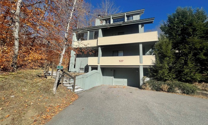 Lincoln Casa | Loon Family Getaway w/ski shuttle, garage and view