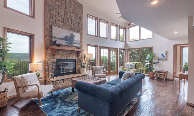 Lost Bridge Village Casa | Lost Bridge Lodge on BEAVER LAKE! Across from POOL