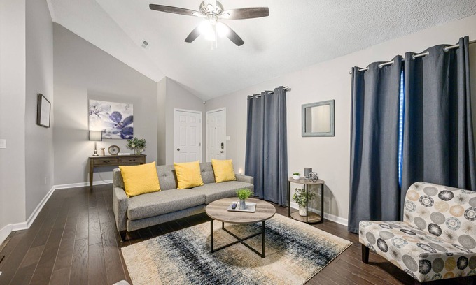 Cartersville Casa | Lots of Hot Spots & Activities Near This Townhome