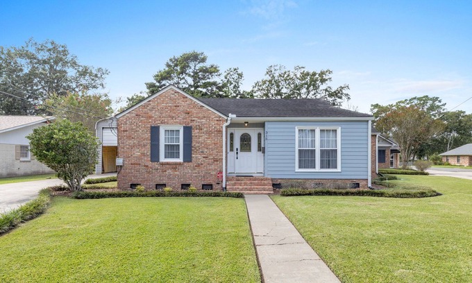 Church Point Casa | Lou Wilda House is a charming 3 bedroom home with a cozy back patio.