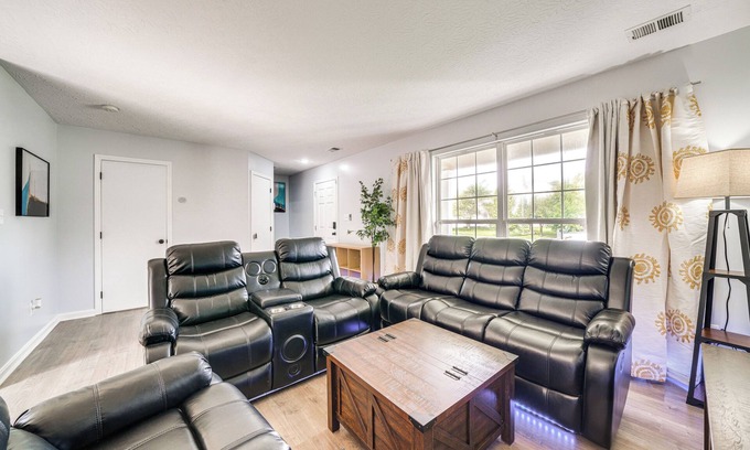 Highview Casa | Louisville Home w/ Large Yard: 15 Mi to Downtown!