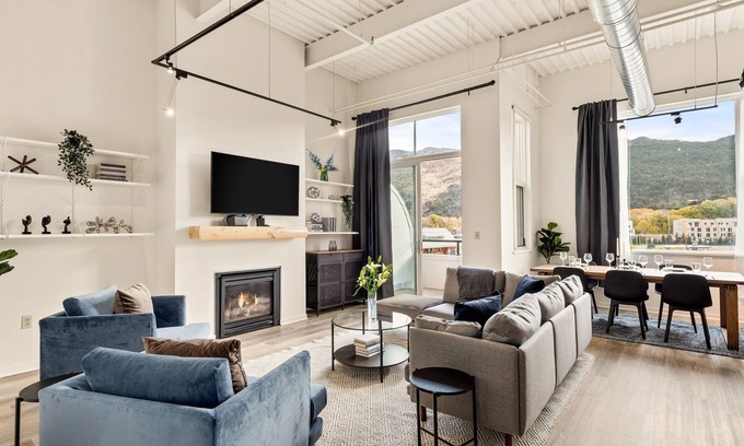 Basalt Condominio | Lounging in the Lofts | Renovated, A/C, Fireplace!