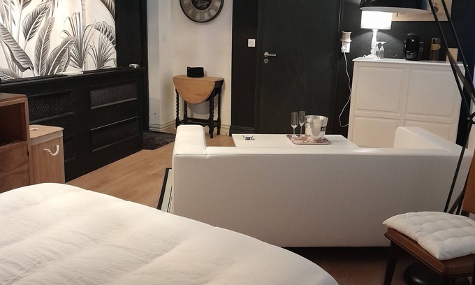 Plelo Apartamento | Love-room Avec Jacuzzi Intérieur et Patio à 15 mn des Plages