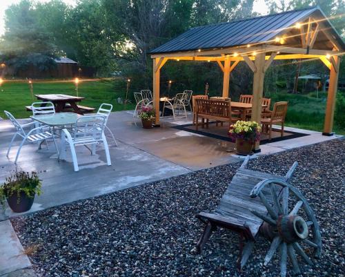 East Thermopolis Casa | Loved By Guests ! Highly Rated, Location Perfect, Pools One Minute, Amenity-Rich, Cozy Comfort, and Pup Friendly, Discover An Exceptional Wyoming Stay, Thermopolis River Walk Home at Hot Springs State Park, 'Where Families and Fisherman Stay'