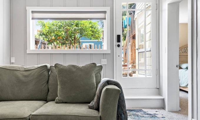 Alameda Casa | Lovely 1-bedroom Oasis with Patio / Private Entry