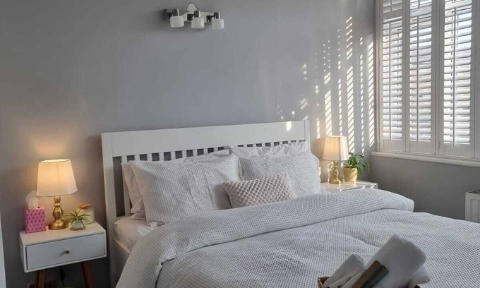 Redbridge Apartamento | Lovely 1 bedroom with free parking.