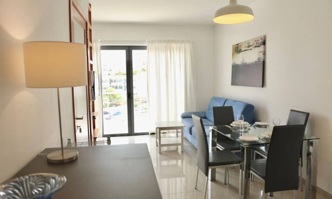 St. Julian's Apartamento | Lovely 1BR home with private balcony in St Julians