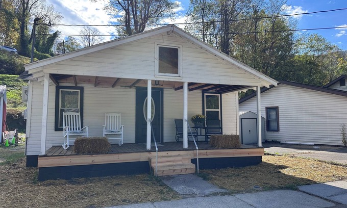 Webster Springs Casa | Lovely 2-bedroom house river front in Webster Springs