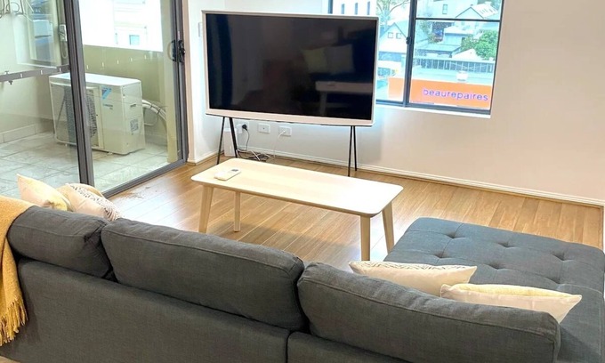 Petersham North Condominio | Lovely 2 bedroom apartment with city views