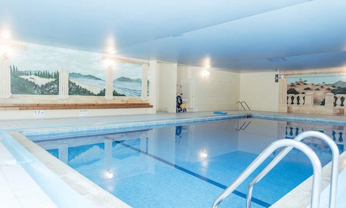Chillington Casa | Precioso granero convertido de 3 dormitorios / 3 baños con uso de piscina cubierta, sauna y cancha de tenis