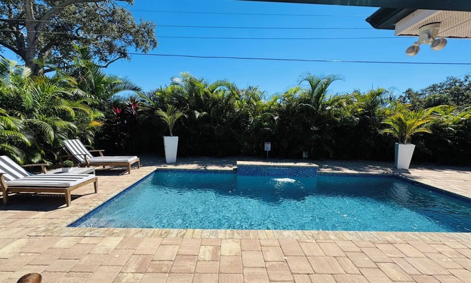 South Gate Ridge Casa | Lovely 4-bedroom 3 Bath Heated Pool house Near Siesta Key Beach