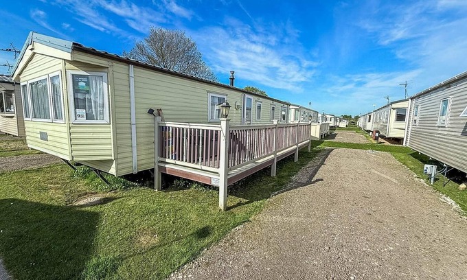 Louth Casa | Lovely 8 berth caravan with decking at Sunnydale Park, Lincolnshire ref 35091BR