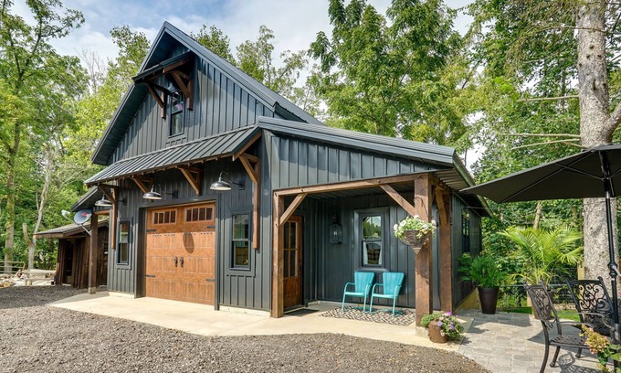 Brimfield Cabina | Lovely Albion Cabin w/ Yard & Fire Pit!