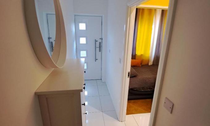 Hanham Casa | Lovely and Modern Groundfloor 1 Single Bedroom Condo with Netflix, Tea/Coffee/Biscuits