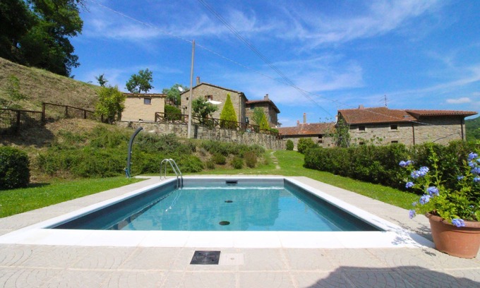 Pieve di Chio Apartamento | Bonito apartamento para 4 personas con piscina privada, WIFI, TV y mascotas permitida