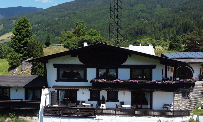 Pfons Apartamento | Acogedor apartamento para 5 personas con TV, terraza y vista panorámica