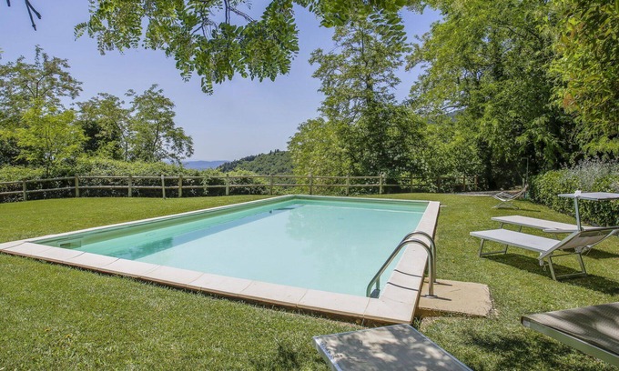 Sesto Fiorentino Villa | Bonito apartamento en villa para 3 personas con piscina, WIFI, TV, terraza y mascotas permitida