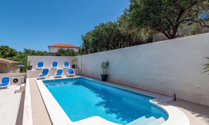 Arbanija Apartamento | Bonito apartamento para 6 personas con A/C, WIFI, piscina, bañera de hidromasaje, TV y terraza
