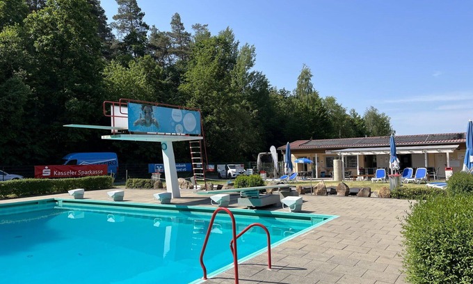 Bad Emstal Casa | Precioso apartamento en villa para 3 personas con piscina, WIFI, TV, terraza y mascotas permitida