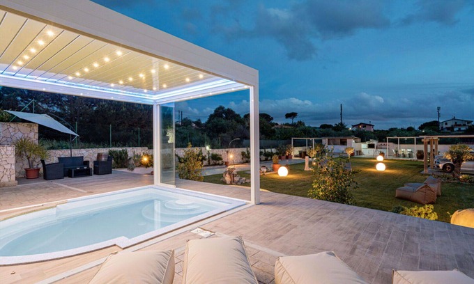Eden Beach Villa | Acogedor apartamento en villa para 3 personas con piscina, A/C, WIFI, TV y patio