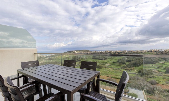 Xaghra Apartamento | Lovely Apt with beautiful view with communal pool