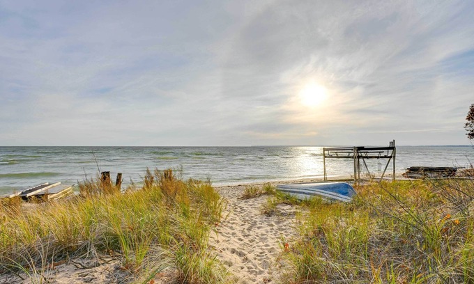 Au Gres Cabaña | Lovely Au Gres Cottage w/ Hot Tub: Walk to Beach!