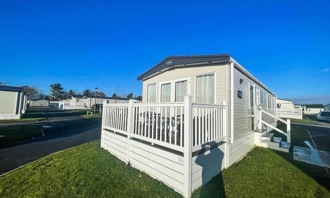 Saxmundham Casa | Lovely caravan with decking at Carlton Meres Holiday Park in Suffolk ref 60023CH