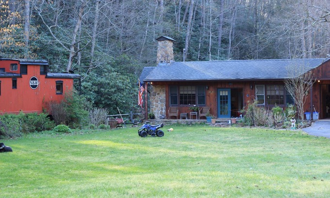 Rye Valley Casa | Lovely cottage by stream with caboose and covered bridge over trout stream