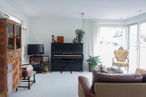 Leiden Alquiler De Eote | Lovely cozy houseboat Rembrandt, old centre Leiden