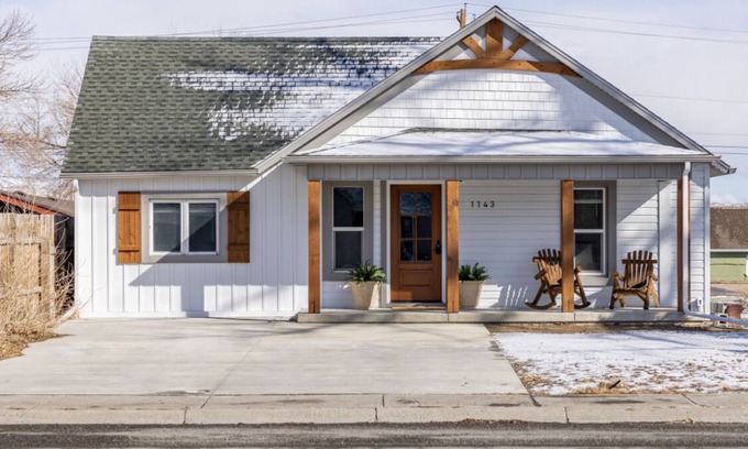 Cody Cabaña | Lovely DOWNTOWN CODY: Salsbury Corner Cottage