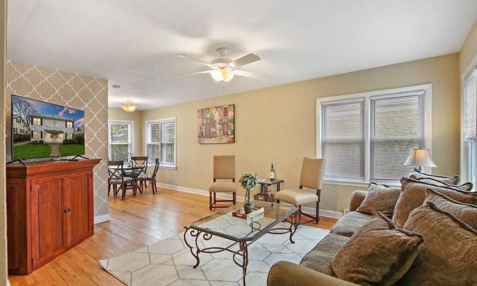 Russell Apartamento | Lovely Duplex in DT Libertyville Near Naval Base!