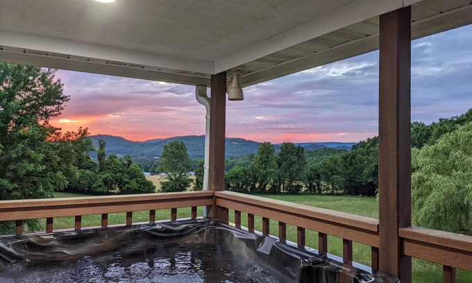 Wears Valley Otro | Lovely Farmhouse with beautiful views