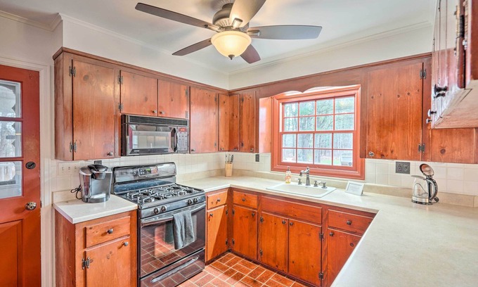 Freehold Casa | Lovely Freehold Home w/ Deck, 16 Mi to Slopes
