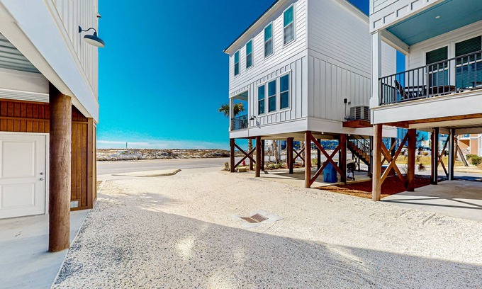Gulf Shores Cabaña | Lovely Gulf retreat with pool & stunning balcony views - walk to beaches & pier
