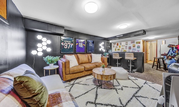 Minneapolis Casa | Lovely Home in Minneapolis - Modernly and Freshly Decorated. Game Room/Yard